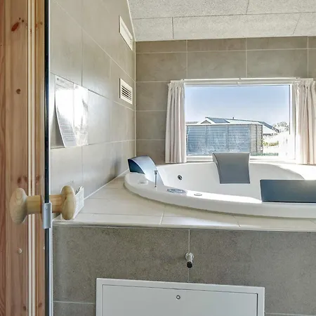 14 Person In Semesterbostad Vejby